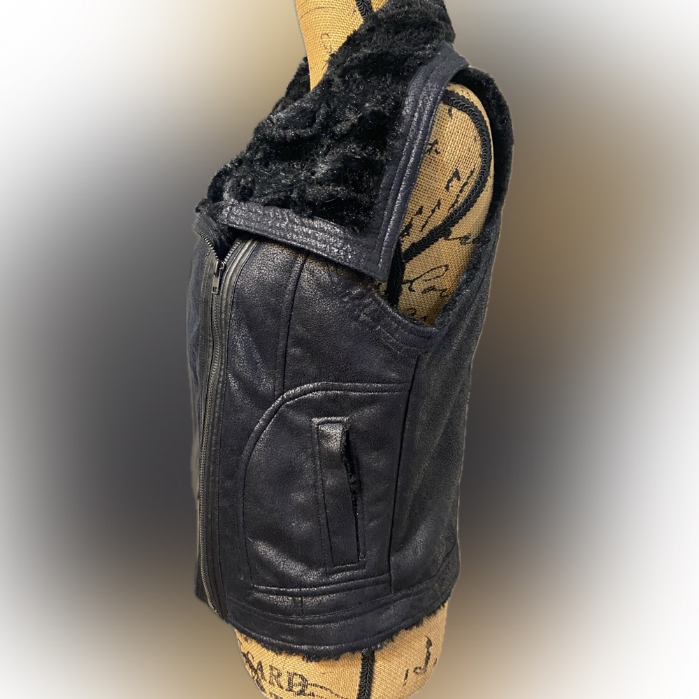 Women's Black Faux Fur Collar Vest - Picture 3 of 9